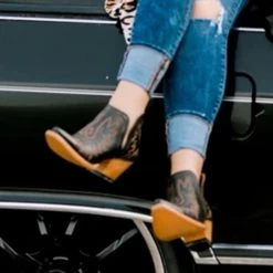 Mollyshoe Women's Western Distressed Leather Boots